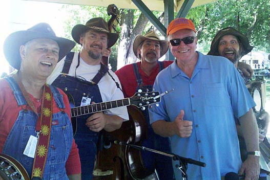 Huell Howser and musicians. Alameda County Fair, Pleasanton