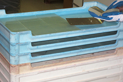 Photo showing agar in trays being cut into blocks